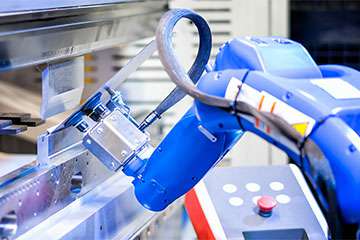 钣金行业资讯-采用机器人钣金折弯，钣金加工行业已经不再需要大批量的尺寸来使用机器人折弯机-首页 | 尊龙集团官方官网-尊龙(中国)一站式服务官方网站